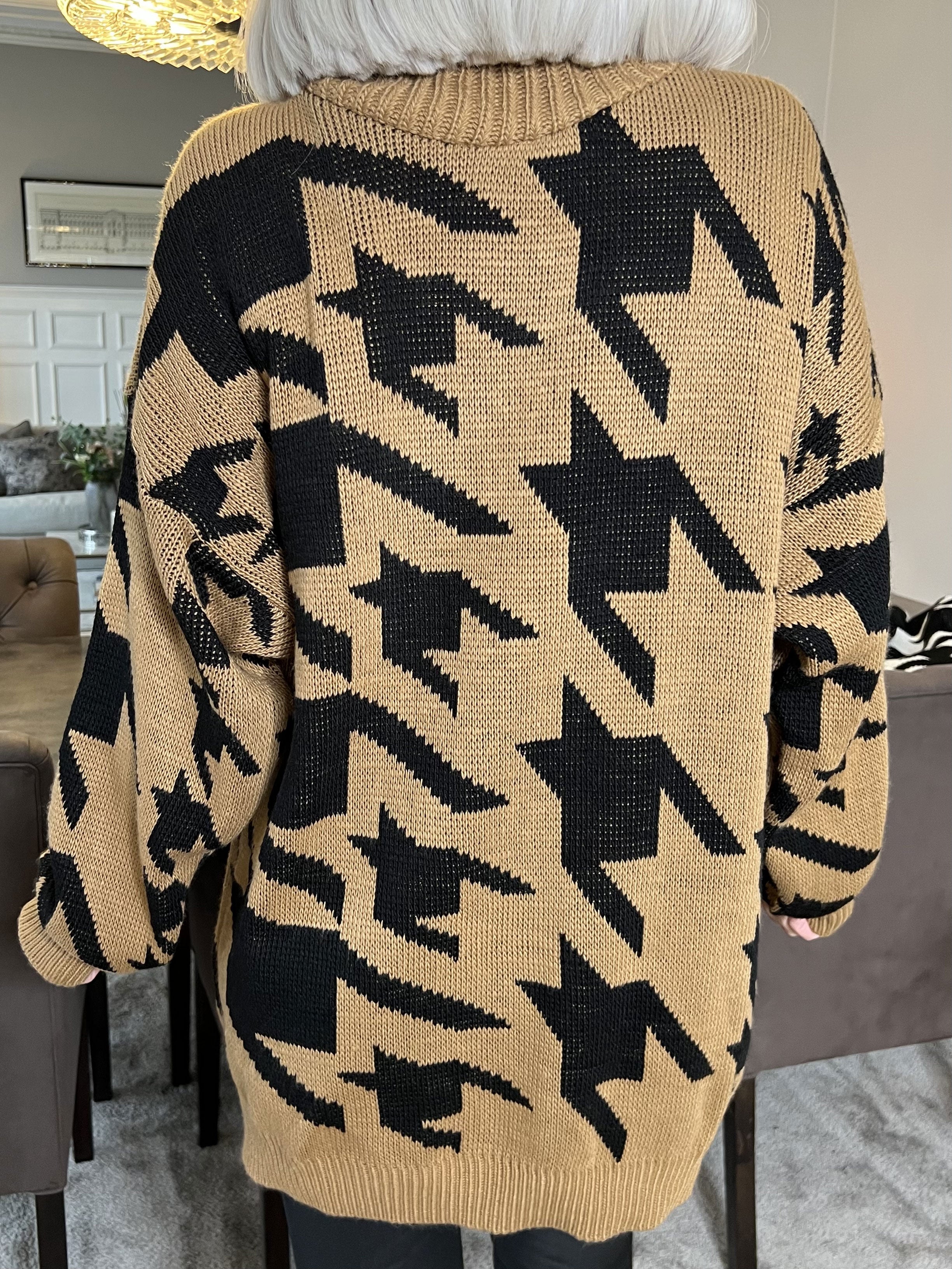 Isla - Plus size strik med hanefjedstern og rullekrave